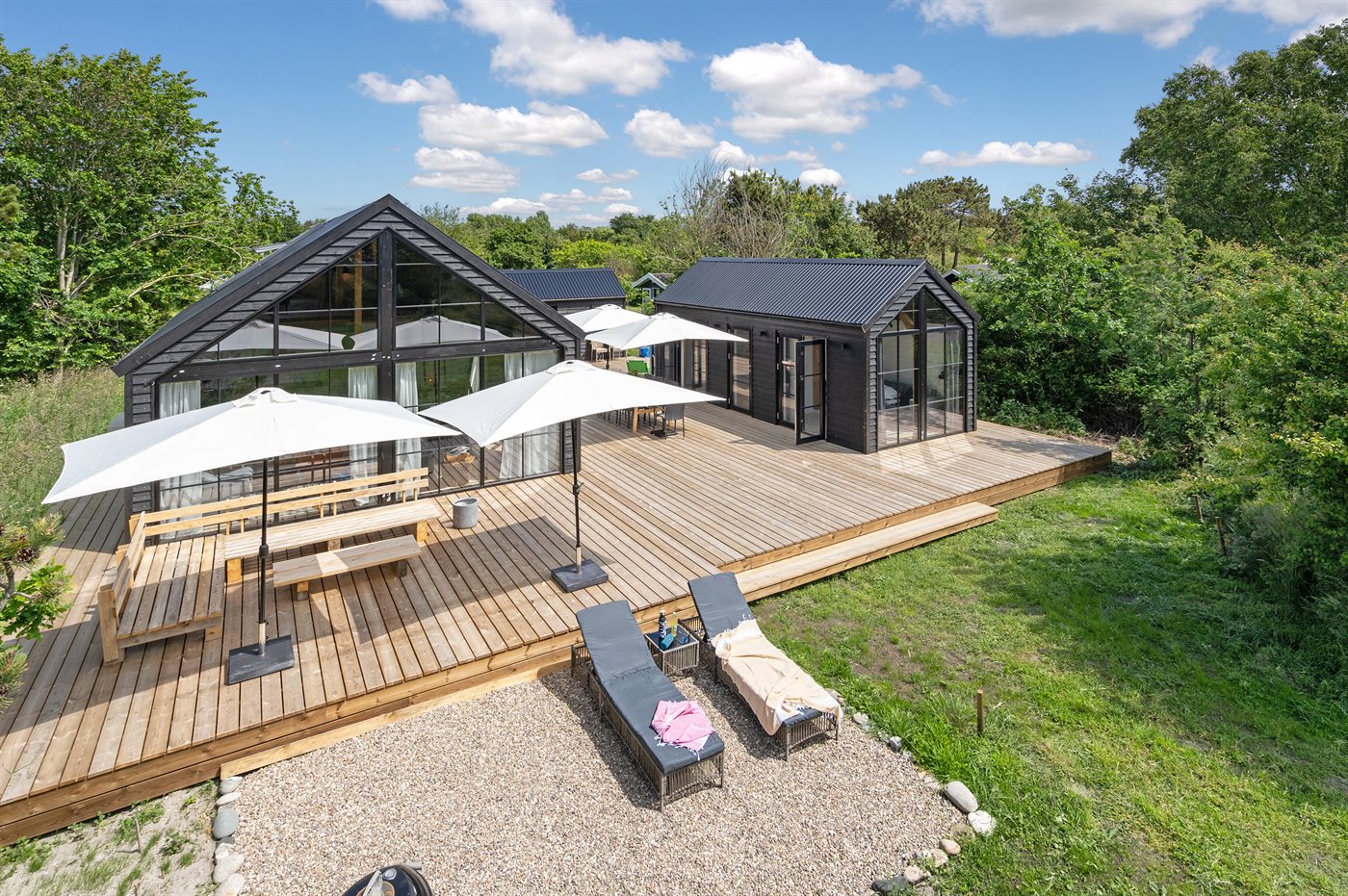 Luksuriøst sommerhus i 2. række til stranden